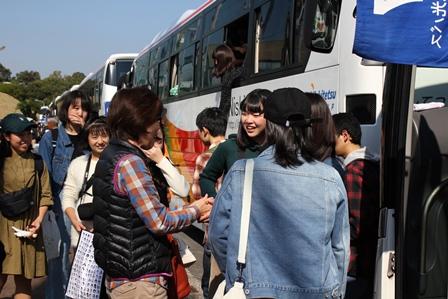 11.7　橋本高④バス握手.JPG
