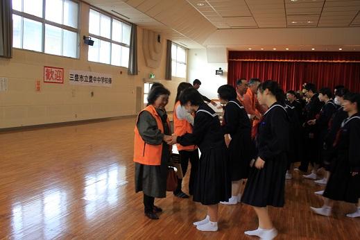 三豊離村握手.jpg