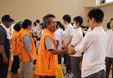 6.13　南中学校握手.jpg