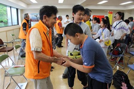 6.29　進才中⑦握手.JPG