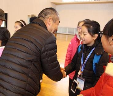 2.3 高新一小 離村握手.jpg