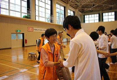 6.5 狭山中①握手.jpg
